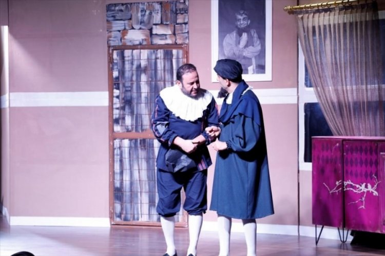 Bursa'da Moliere'nin Cimri'si İneg&ouml;ll&uuml;leri kahkahaya boğdu