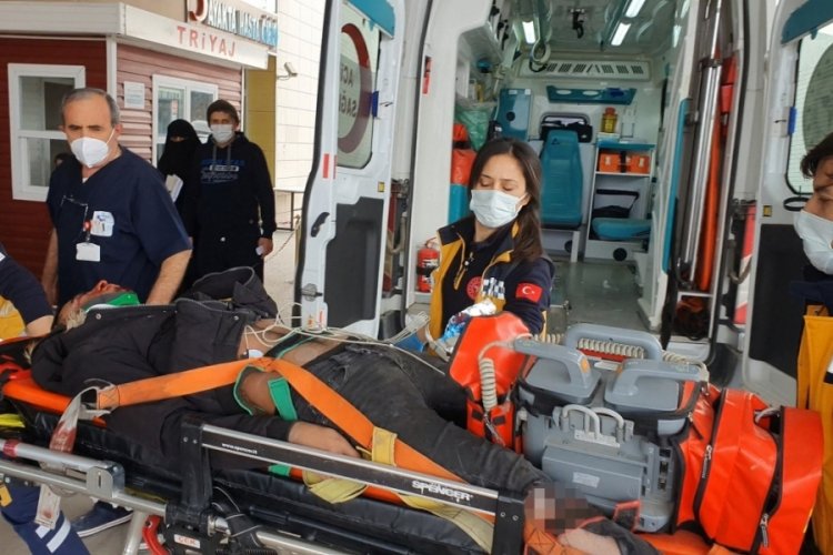 Bursa İneg&ouml;l'de otob&uuml;sle &ccedil;arpışan motosikletteki 2 gen&ccedil; yaralandı