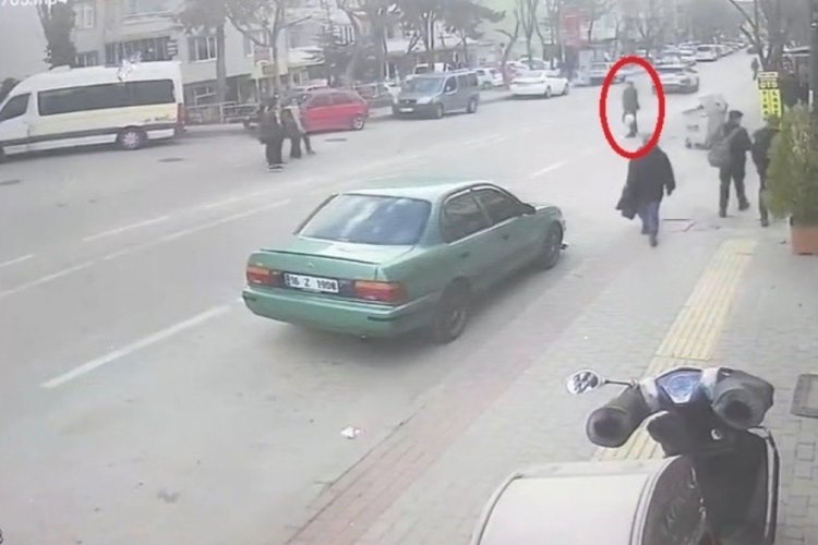 Bursa'da dehşet anları! Otomobilin &ccedil;arptığı &ccedil;ift yaralandı