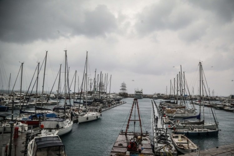 Antalya'da 'kırmızı kod' alarmı! Sağanak yağış şehri teslim aldı