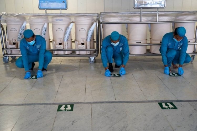 Mescid-i Haram ve Mescid-i Nebevi'de sosyal mesafe uygulaması!