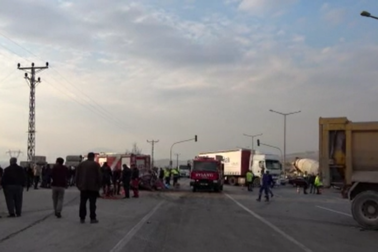 Otomobil ile hafriyat kamyonu &ccedil;apıştı: 1 &ouml;l&uuml;, 2 yaralı