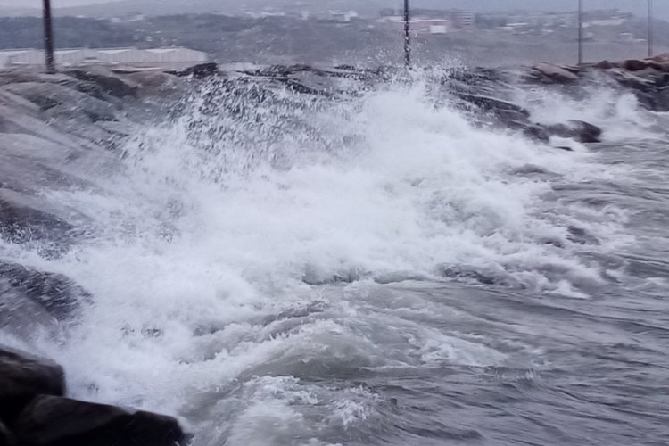 Balıkesir'de fırtına deniz ve hava ulaşımını olumsuz etkiledi