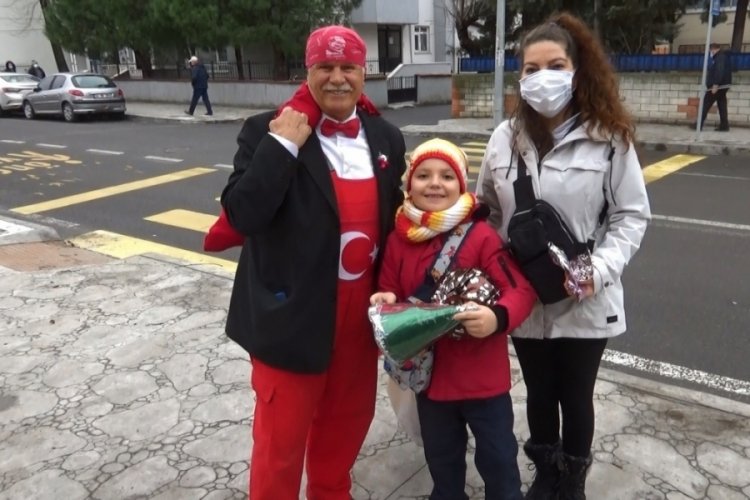 Ay yıldızlı elbisesi ile sokak sokak &ccedil;ocuklara hediye dağıtıyor