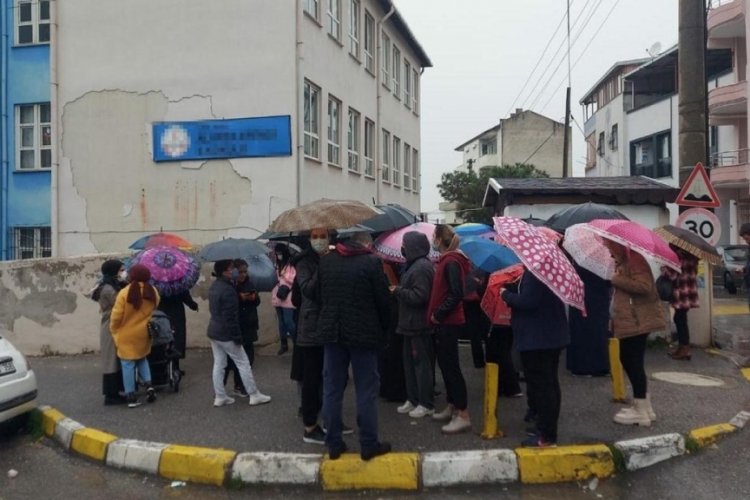 Veliler sokağa d&ouml;k&uuml;ld&uuml;! 7 yaşındaki kıza koli bandıyla iğren&ccedil; taciz!