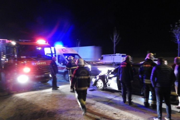 Kontrols&uuml;z &ccedil;ıkış kazaya neden oldu: 5 yaralı