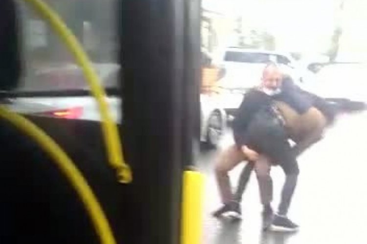 Otob&uuml;s şof&ouml;r&uuml; dehşet sa&ccedil;tı: Gen&ccedil; hem d&ouml;v&uuml;ld&uuml;, hem soyuldu