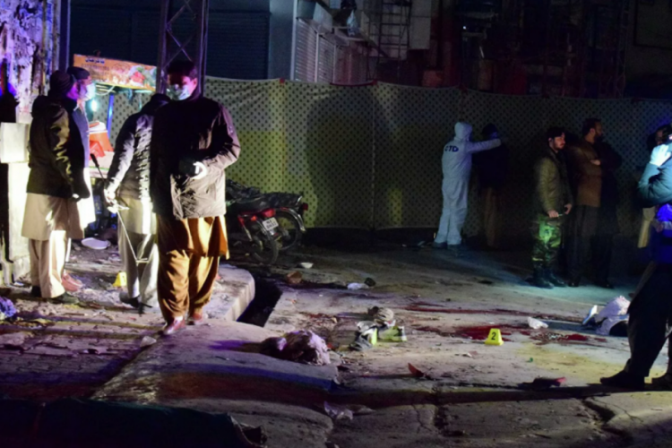 Pakistan'da bombalı saldırı: 4 kişi &ouml;ld&uuml;
