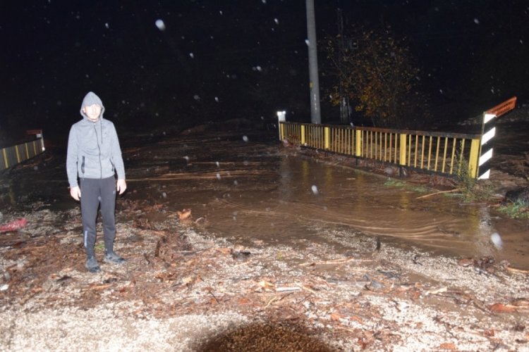 Antalya'da sel suları k&ouml;pr&uuml;leri aştı, iki mahalleye ulaşım kapatıldı