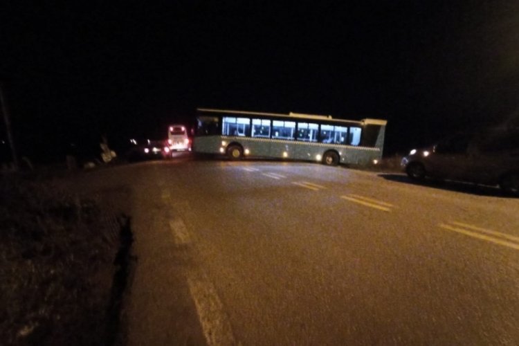 Ankara'da şof&ouml;r&uuml;n&uuml;n direksiyon hakimiyetini kaybettiği halk otob&uuml;s&uuml; tarlaya d&uuml;şt&uuml;