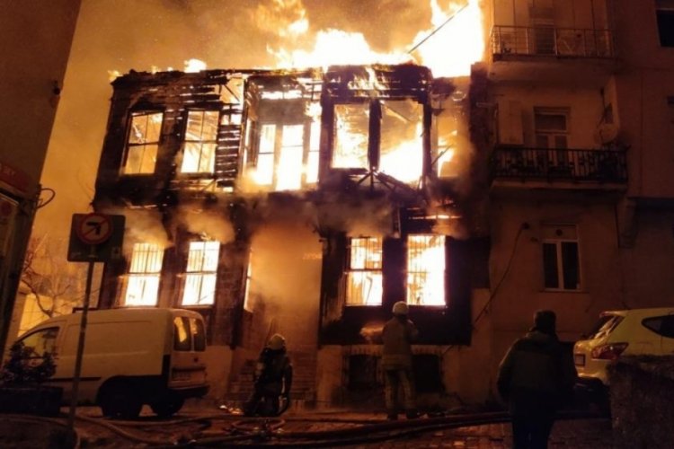 İstanbul'da 2 katlı ahşap bina alev alev yandı: 2 yaralı