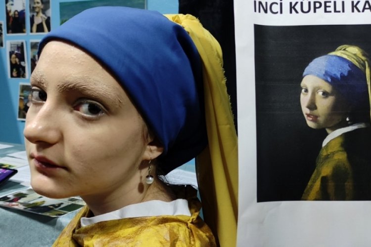 Bursa'da &ouml;ğrencilerin makyaj yeteneği herkesi şaşırttı!