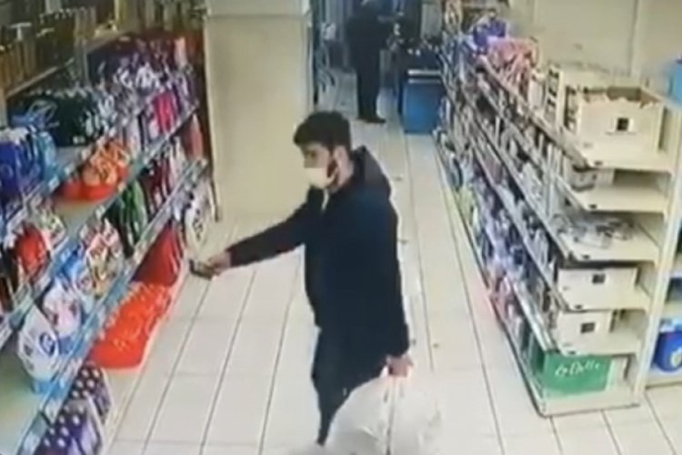 İstanbul Zeytinburnu'nda unutulan c&uuml;zdanın i&ccedil;ini boşaltıp geri getirdi