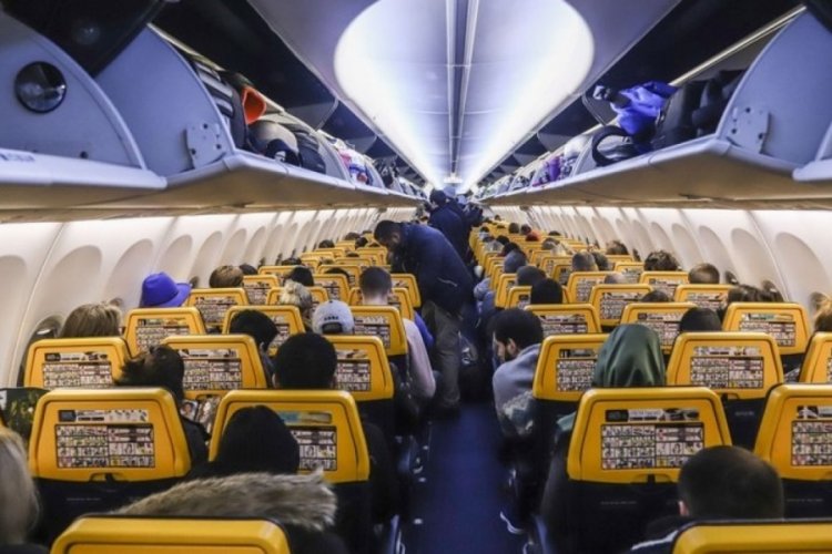 U&ccedil;uş sırasında kovid olduğunu &ouml;ğrendi, kendini tuvalete kilitledi