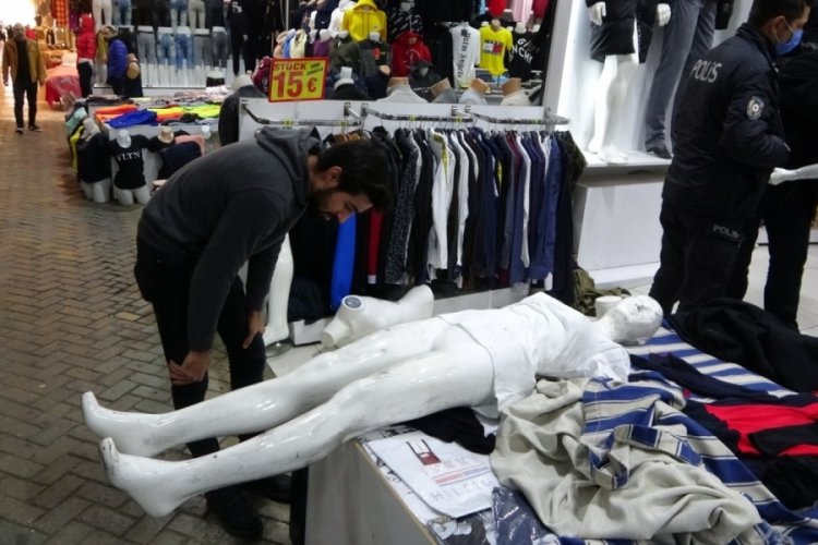 Antalya'daki hırsızlar tezgahla yetinmeyip mankeni bile soydular