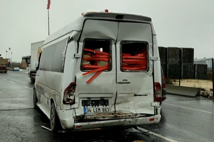 İstanbul Arnavutk&ouml;y'de iş&ccedil;i servisinin karıştığı zincirleme kazada 9 kişi yaralandı&nbsp;