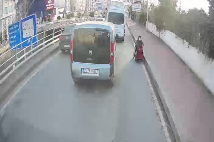 Kocaeli'de tekerlekli sandalyesiyle caddede kalan kadını kaldırıma &ccedil;ıkardı