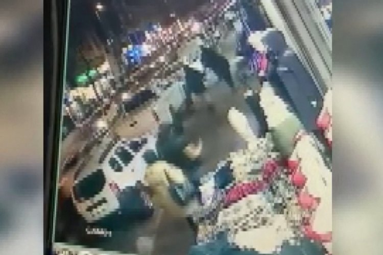 İstanbul &Ccedil;ekmek&ouml;y'de yolun karşısına ge&ccedil;en yayaya otomobil &ccedil;aptı