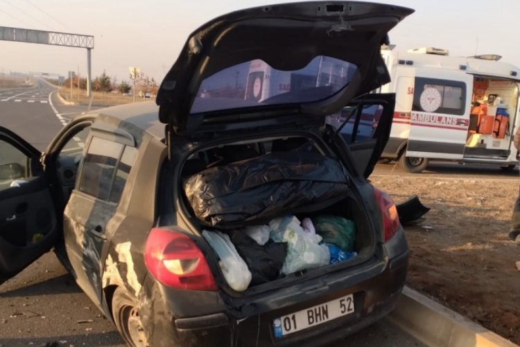 Diyarbakır'da arkadan &ccedil;arpan otomobil savruldu: 4 yaralı
