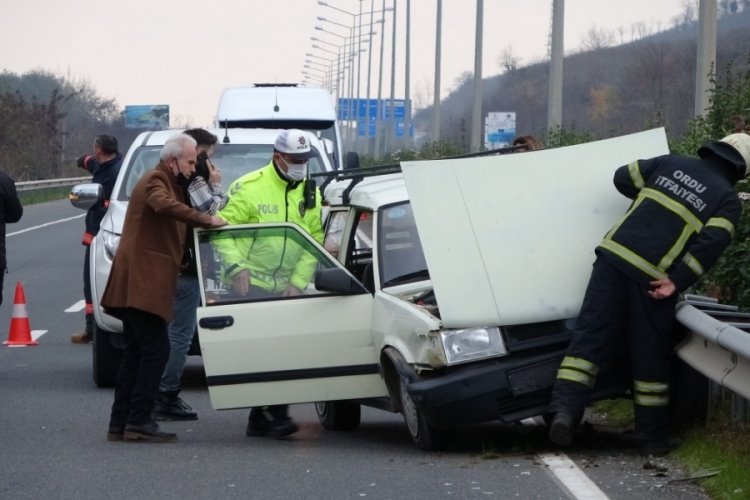 Kontrolden &ccedil;ıkan otomobil bariyere &ccedil;arptı: 1 yaralı