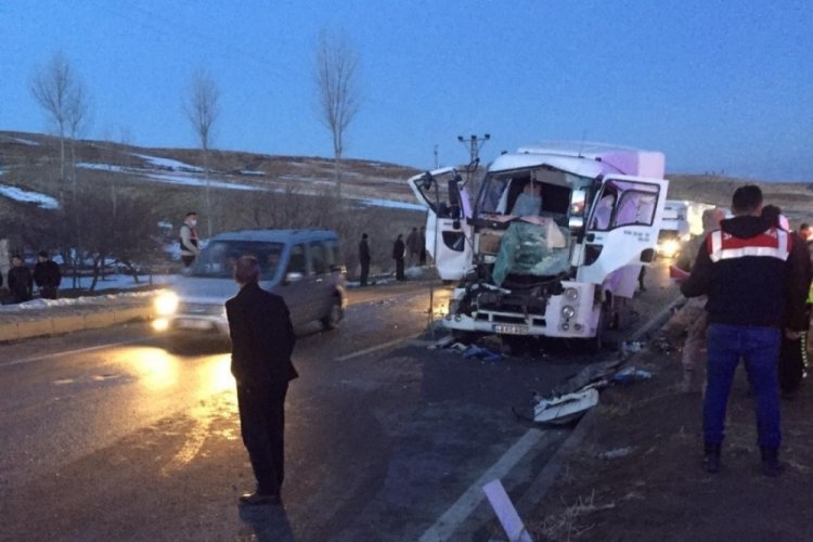 Bitlis'te iki tır &ccedil;arpıştı: 1 &ouml;l&uuml;, 1 yaralı
