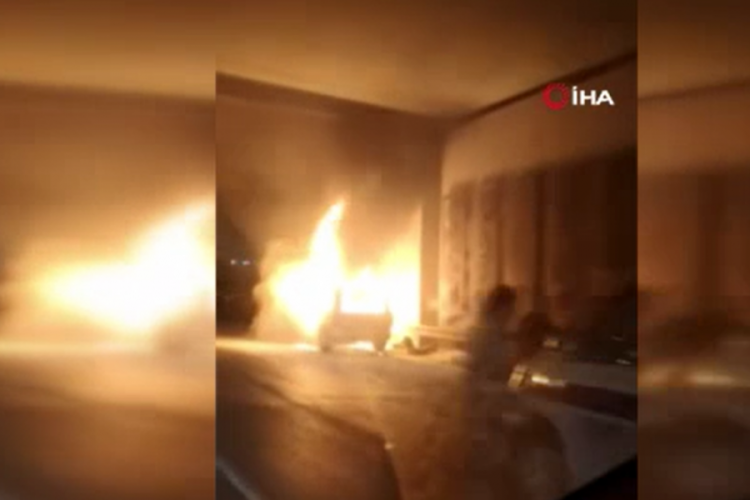İstanbul'da hafif ticari ara&ccedil; alev alev yandı
