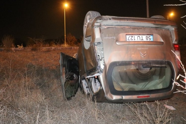 Hafif ticari ara&ccedil; şarampole u&ccedil;tu, 3 yaralı