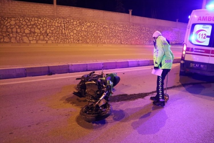 Kamyona &ccedil;arpan motosikletin s&uuml;r&uuml;c&uuml;s&uuml; hayatını kaybetti