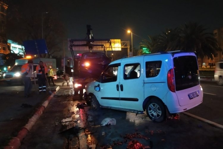 İstanbul'da iki aracın &ccedil;arpıştığı kazada 6 kişi yaralandı