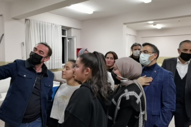 Bursa'da Kaymakam'dan ikiz kardeşlere telekonferansla baba s&uuml;rprizi