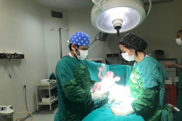 Yılın ilk bebeği Tatvan'da d&uuml;nyaya geldi
