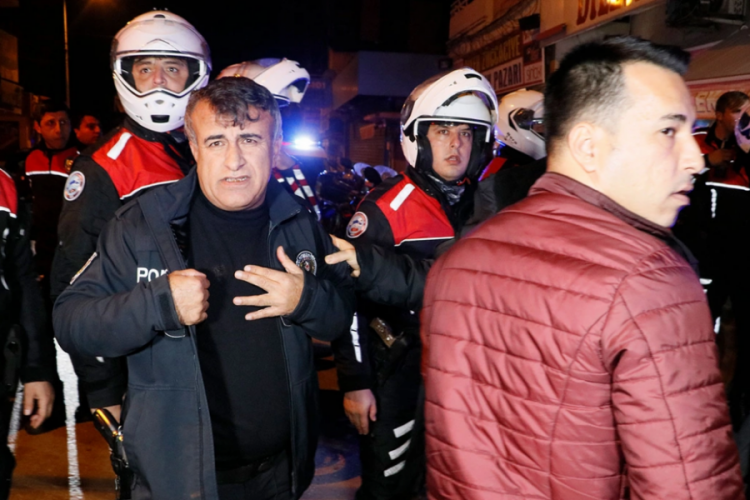 Kavgaya m&uuml;dahale eden polisi g&ouml;ğs&uuml;nden bı&ccedil;akladı