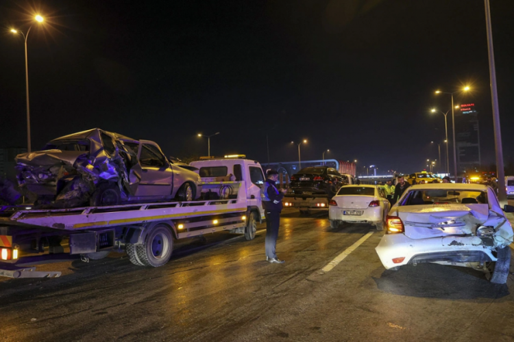 İstanbul'da 15 ara&ccedil;lı zincirleme trafik kazası!