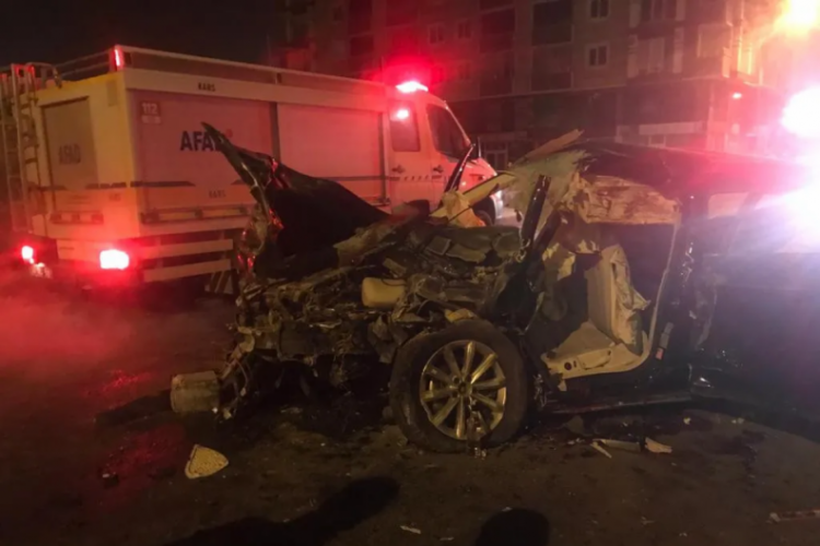 Otomobil bah&ccedil;e duvarına &ccedil;arptı: 4 &ouml;l&uuml;