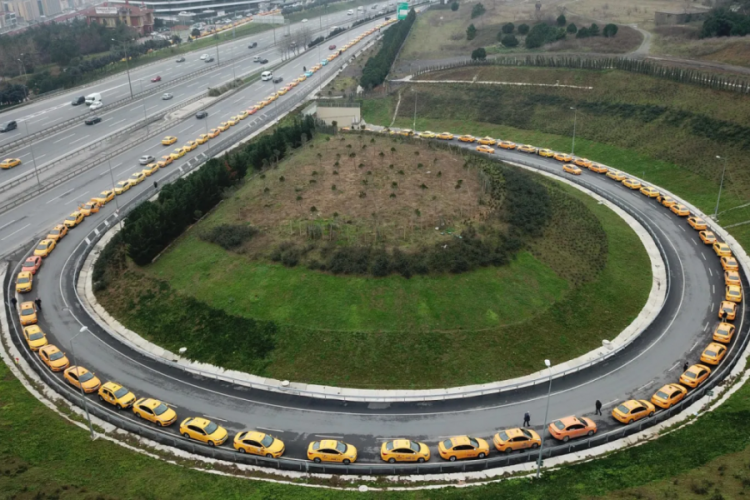 İstanbul'da taksi kuyruğu: Kısa mesafe 20 lira