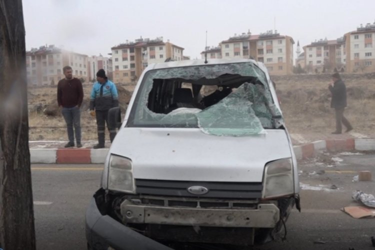 Van'da k&ouml;peklere &ccedil;arpmamak i&ccedil;in manevra yaptı, kamyonet yan yattı