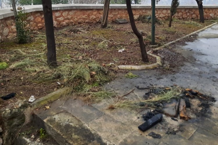 Bursa'da madde bağımlıları t&uuml;rbeyi talan etmeye devam ediyor!