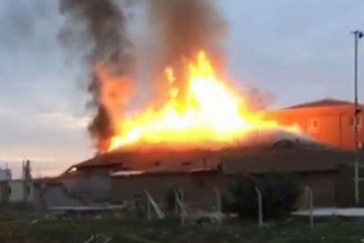 Aksaray'daki korkutan yangın benzin istasyonuna sı&ccedil;rayabilir!