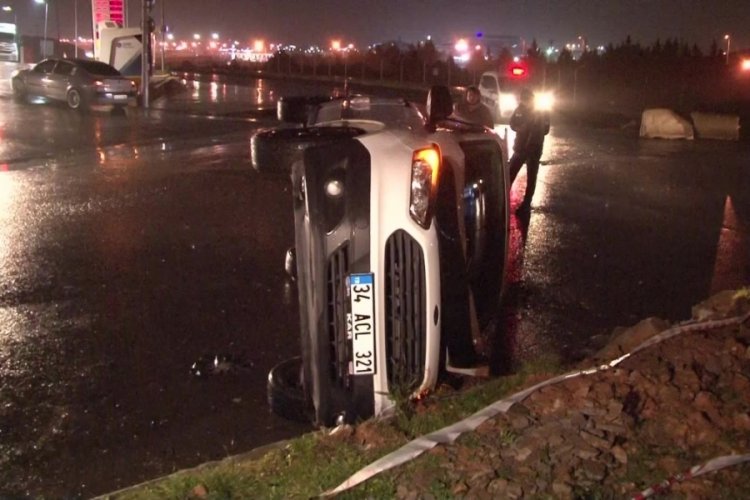 İstanbul'da virajı alamayan ara&ccedil; ref&uuml;je &ccedil;ıkıp takla attı