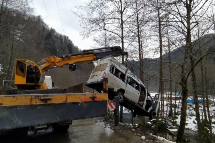 Tur minib&uuml;s&uuml; dereye u&ccedil;tu: 7 yaralı
