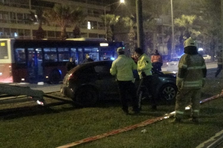 İzmir'de kontrolden &ccedil;ıkan ara&ccedil; direğe &ccedil;arptı
