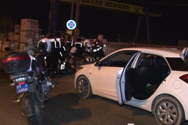 Alkoll&uuml; s&uuml;r&uuml;c&uuml; polisleri peşine taktı, ne yapacağını şaşırdı!