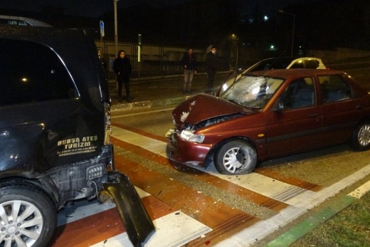 Bursa'da VIP minib&uuml;se otomobil arkadan &ccedil;arptı: 2 yaralı