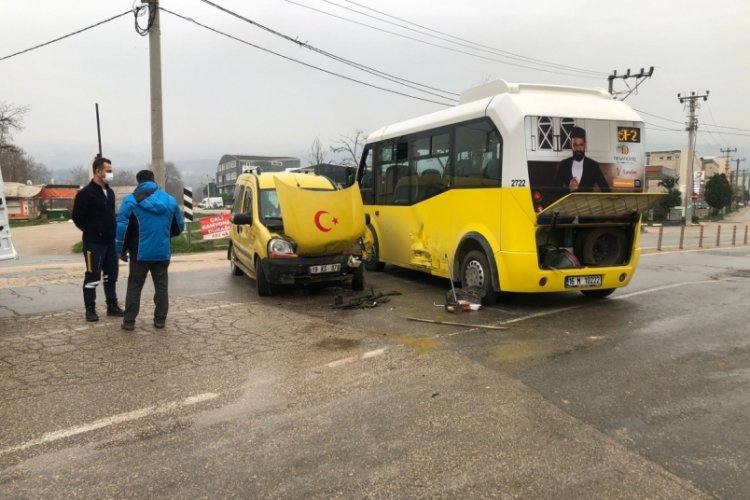 Bursa'da minib&uuml;s ile ticari ara&ccedil; &ccedil;arpıştı: 1 yaralı