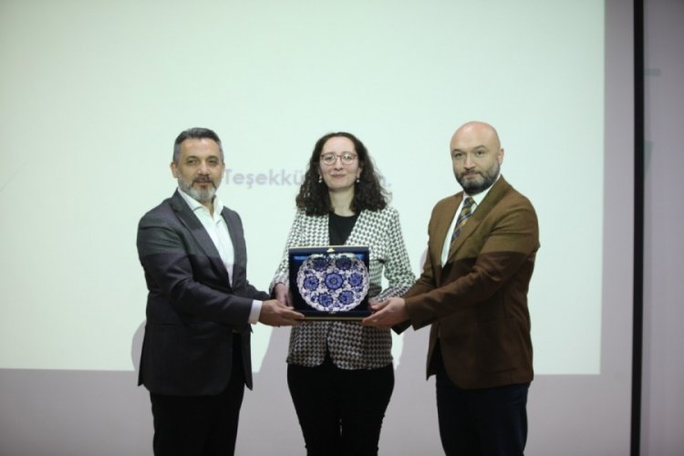 Gen&ccedil;ler, Bursa AB Bilgi Merkezi ile sosyal medyada dezenformasyonu konuştu