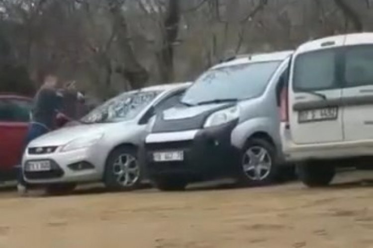 Bursa'da elindeki k&uuml;rek ile ara&ccedil;ların camını kırdı