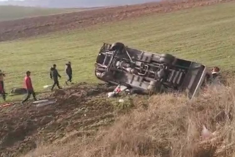 G&uuml;reş&ccedil;ileri taşıyan midib&uuml;s devrildi: 1 &ouml;l&uuml;, 15 yaralı