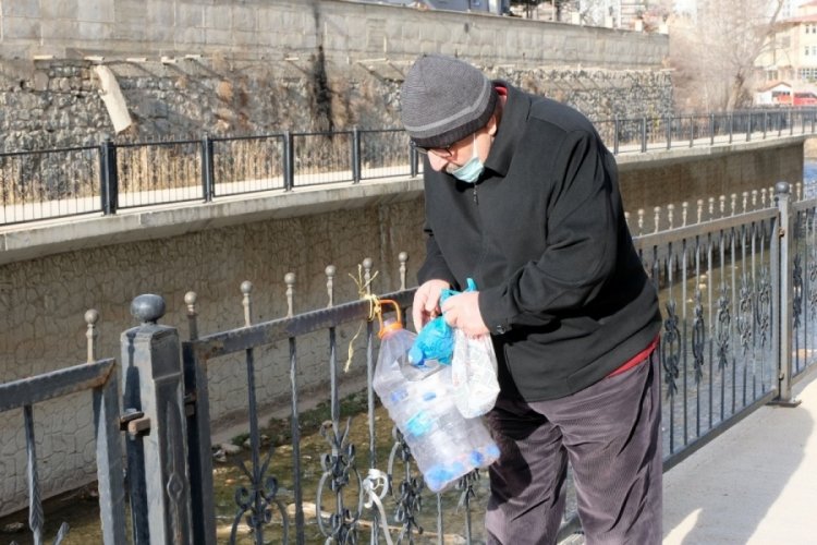 Tekerlekli sandalye i&ccedil;in mavi kapak topluyor