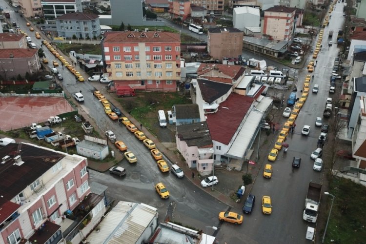 İstanbul Ataşehir'de taksimetre g&uuml;ncelleme kuyruğu havadan g&ouml;r&uuml;nt&uuml;lendi