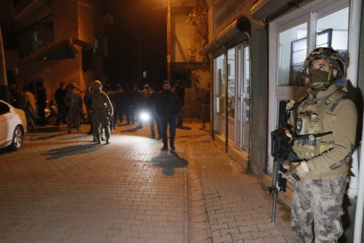 Silahlı kavgaya karışan ş&uuml;pheli ka&ccedil;tığı sırada polisi tabancayla vurdu